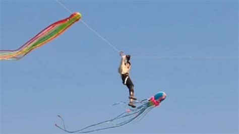 男子放巨型风筝反被风筝带上天，万幸最后平安落地，风筝：我今天放了个人|风筝_新浪新闻