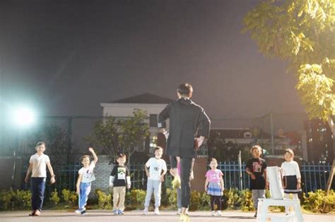 一场运动健身与亲子交流的“派对” 松江九里亭公园开启夜跑活动_居民_街道_实践