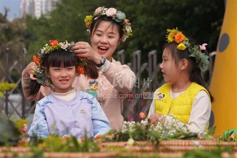 重庆北碚：编花环 迎春天-人民图片网