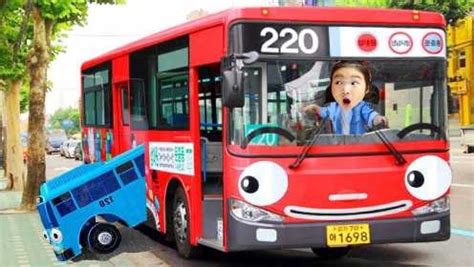 宝蓝带着自己的小巴士玩具车坐巴士外出，大巴士VS小巴士真有趣！_高清1080P在线观看平台_腾讯视频