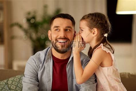家庭、父母身份、父亲身份、季节和人的概念-快乐微笑的父亲和穿着冬装的小女孩在户外。高清摄影大图-千库网