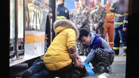 成都71路公交车失控致2死6伤 肇事司机被控制-搜狐新闻