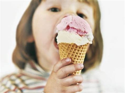 漂亮的小女孩在吃冰激淋高清图片下载-正版图片502437295-摄图网