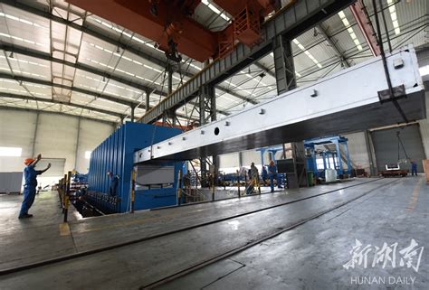 益阳橡机超大型平板硫化机系列再添新成员 - 资讯 - 新湖南