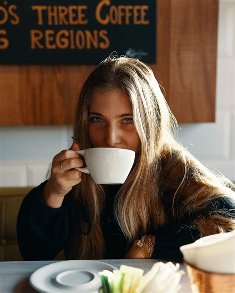 喝咖啡的年轻美女图片-窗户旁喝咖啡的年轻美女素材-高清图片-摄影照片-寻图免费打包下载