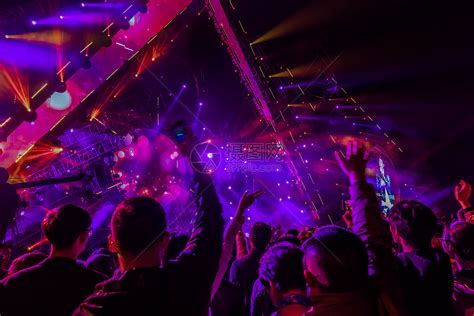 音乐节演唱会歌谣季狂热的舞台现场和观众高清图片下载-正版图片500944355-摄图网