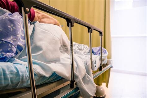 女病人躺在医院房间的床上高清图片下载-正版图片306875712-摄图网