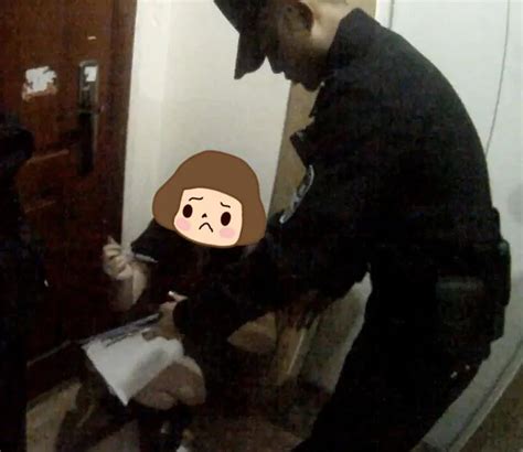 凌晨4点，杭州女子蹲在家门口哭泣，小区保安立即报警……