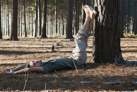 在森林里躺在地上的人高清图片下载-正版图片501523804-摄图网
