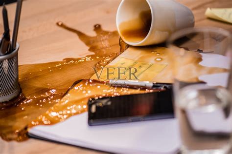 咖啡洒了桌子照片摄影图片_ID:150585444-Veer图库