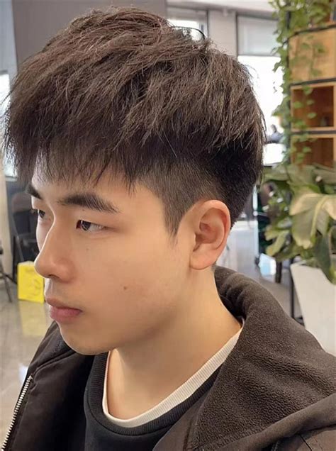 烫发发型男生图片
