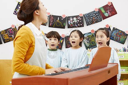 幼儿园女老师给小朋友弹钢琴高清图片下载-正版图片502168683-摄图网