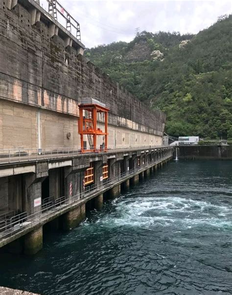 直击开闸泄洪前的新安江水电站 水位仍在上涨中 工作人员已在加固两岸建筑门窗