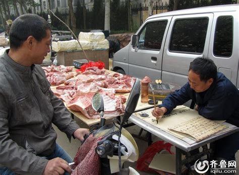 肉厂女肉贩在剪贴板上保存记录,,,摄影,汇图网www.huitu.com