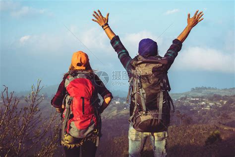 情人夫妇女人和男人亚洲旅游自然旅行放松自然触摸乡村在山上在山高清图片下载-正版图片506144859-摄图网