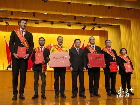 东莞电信网络操作维护中心获颁“全国工人先锋号”荣誉（右三）。