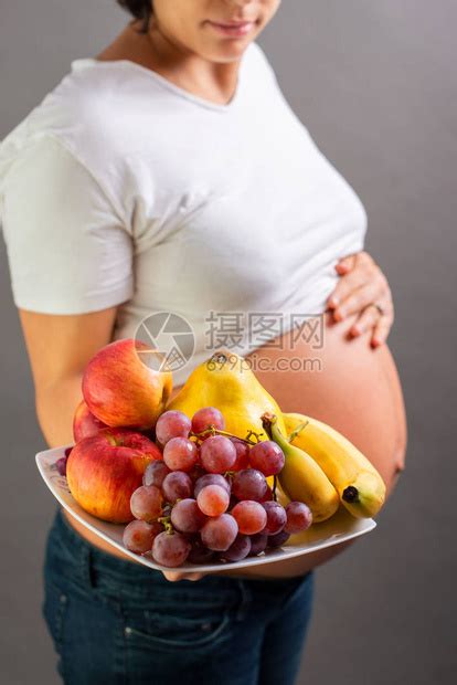 孕妇在家吃水果高清图片下载-正版图片501897838-摄图网