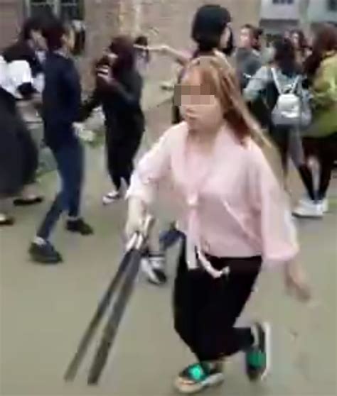 广西20余女生持械斗殴 当地通报称已返校上课|校园暴力|斗殴|女生打架_新浪新闻