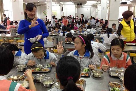 无声食堂：学校要求学生吃饭用手势“说话”|食堂|吃饭|无声_新浪教育_新浪网