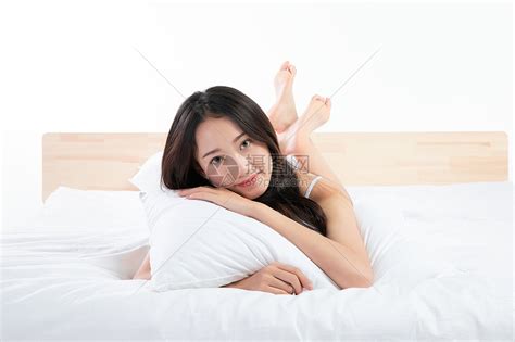 年轻女性趴在床上玩高清图片下载-正版图片500973572-摄图网
