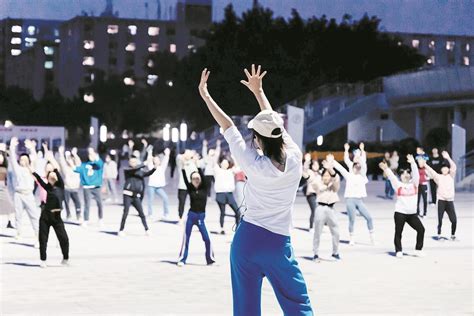 贵阳：花果园广场舞掀起全民健身热-贵阳网