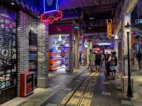 实拍广州“时尚天河”：位置优越的地下商场，人气可谓经久不衰_中心_广场_体育