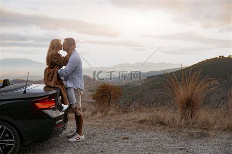 丈夫亲吻妻子户外旅行、蜜月度假的侧视图高清摄影大图-千库网