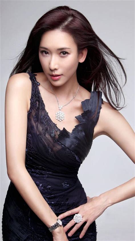 林志玲嫁日本男星办乡村婚礼，她为什么要活成你们期望的样子？