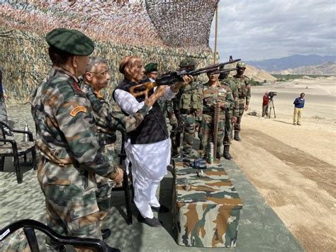 印度防长访问中印边境地区，观看印军坦克和步战车演练