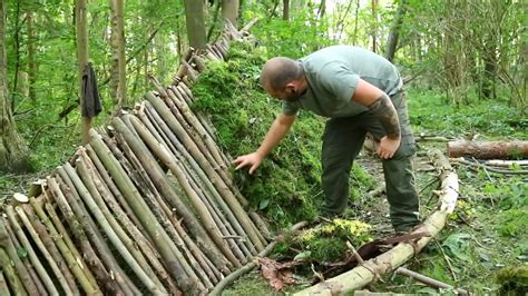 男人在树洞里搭建庇护所，徒手做出旋转楼梯，独自享受荒野生活_腾讯视频
