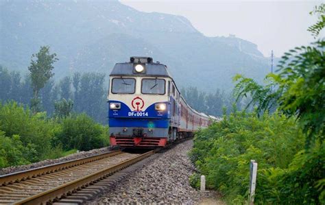 乌鲁木齐到喀什、丽江至西双版纳……坐上火车去旅行 暑期消费有活力_手机新浪网