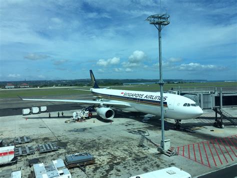 在海上滑翔的航班飞机，着陆巴厘岛机场_腾讯视频
