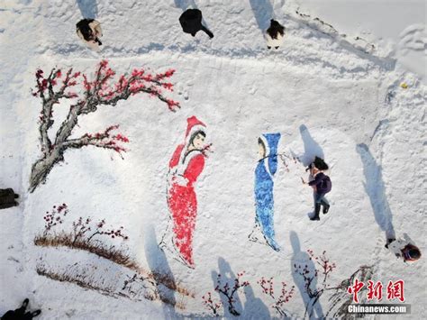 河南洛阳绘画爱好者雪地绘出《踏雪寻梅》