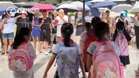实拍放学后的幼儿园门口，接送孩子的几乎全是老人_腾讯视频