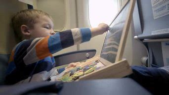 飞机上的男孩用粉笔在船上画画_1920X1080_高清视频素材下载(编号:22351178)_全部_光厂(VJ师网) www.vjshi.com