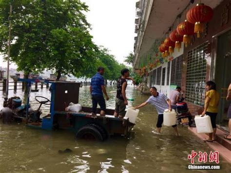 广东封开居民洪水后回家 淡定爬梯打“滴滴船”_新闻频道_中国青年网