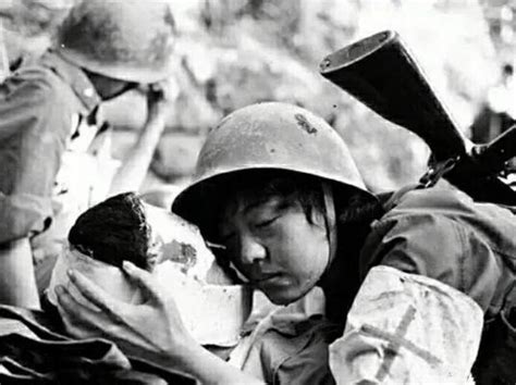 1986年老山战场照《死吻》：那名救护队女战士张茹，现状如何|死吻|张茹|女护士_新浪新闻