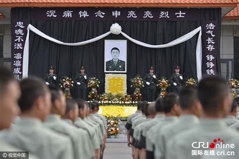 致敬“蓝盔”！中国维和官兵在西非祭奠牺牲战友|西非|蓝盔|中国维和_新浪新闻