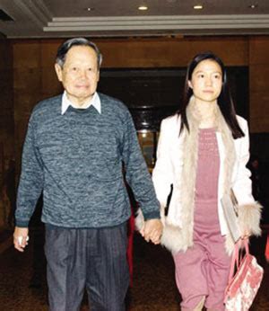 杨振宁晒出自己和翁帆的家，44岁翁帆陪夫公开亮相