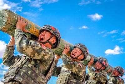 极限训练丨泥潭里的铁血硬汉 - 中国军网