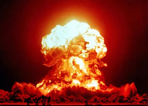 百年瞬间丨中国第一颗氢弹爆炸试验成功 - 海报新闻