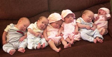 图文：美国匹兹堡六胞胎首次在家团聚