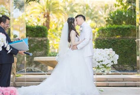婚礼现场新郎“强吻”新娘，太激动了，好不容易娶到手了_腾讯视频