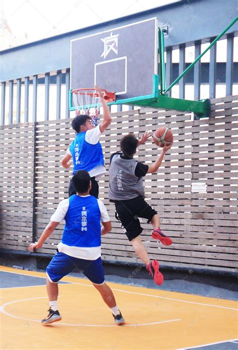 2020-2021耐克中国高中篮球联赛山东赛区比赛在青岛六十七中举行凤凰网青岛_凤凰网
