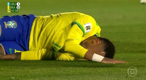 内马尔又伤了！世预赛巴西对阵乌拉圭，内马尔被担架抬下泪洒球场，此前在巴黎曾伤缺超700天_比赛_问题_体能