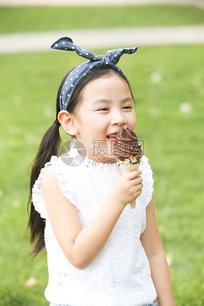 休闲活动童年高兴小女孩吃冰淇淋高清图片下载-正版图片501939921-摄图网