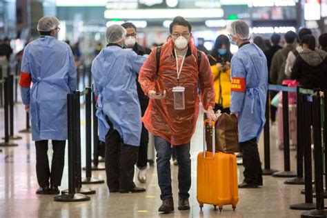 全民战疫｜坐火车来上海，旅客自制防护服抵挡新冠肺炎病毒