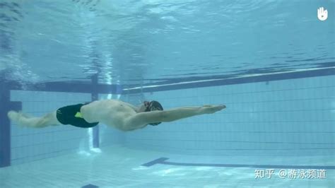 零基础仰泳教学视频：仰泳的前滚翻转身动作 - 知乎