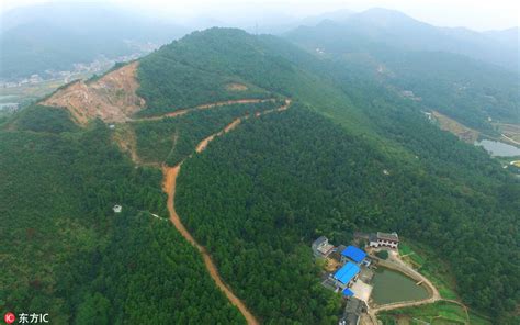 湖南一人大代表非法采矿 山林被切出巨大天坑_手机凤凰网
