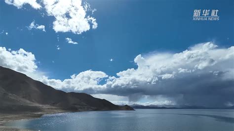 西藏日土：夏日班公湖碧波潋滟_凤凰网视频_凤凰网